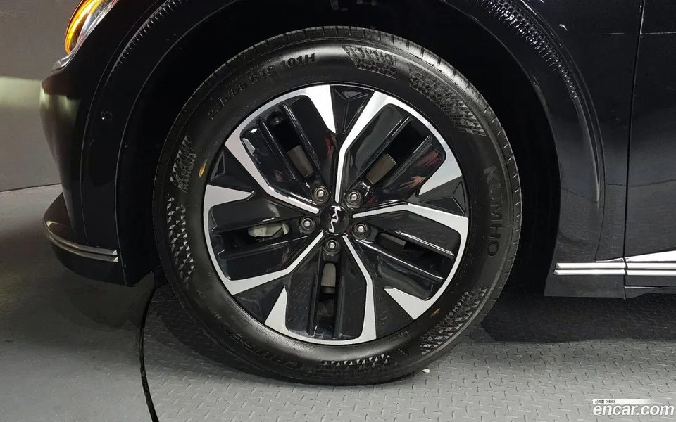 Kia EV6 2023 — миниатюра 2
