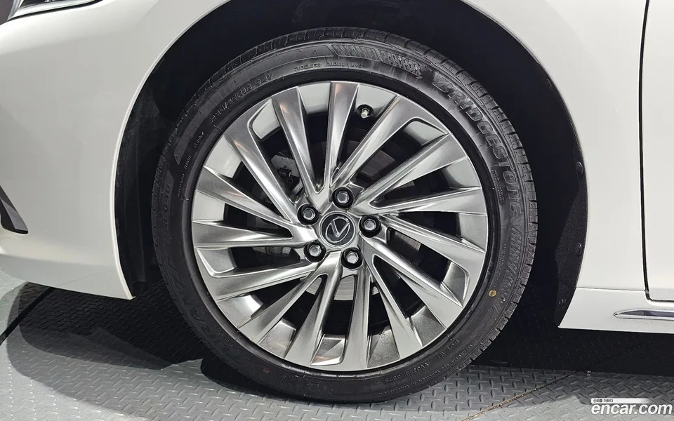 Lexus ES 300h 2025 — миниатюра 5