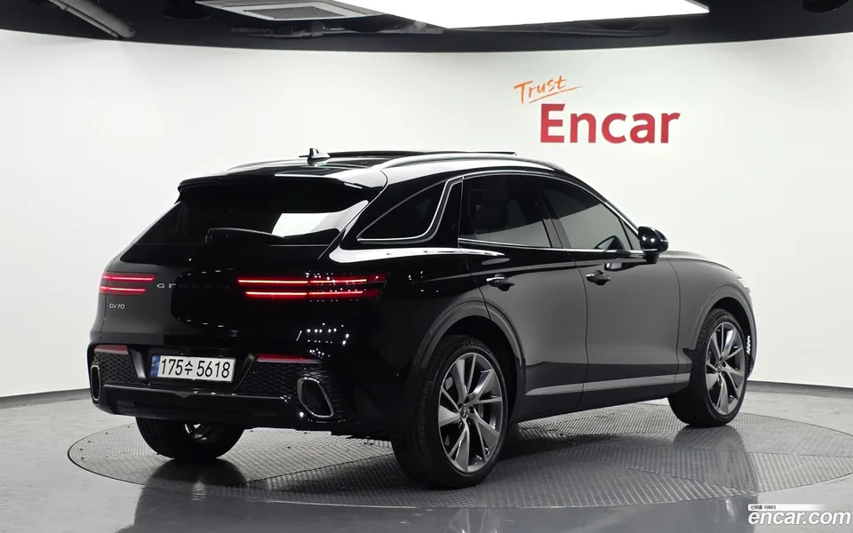 Genesis GV70 2.5T 2WD 2023 — миниатюра 2