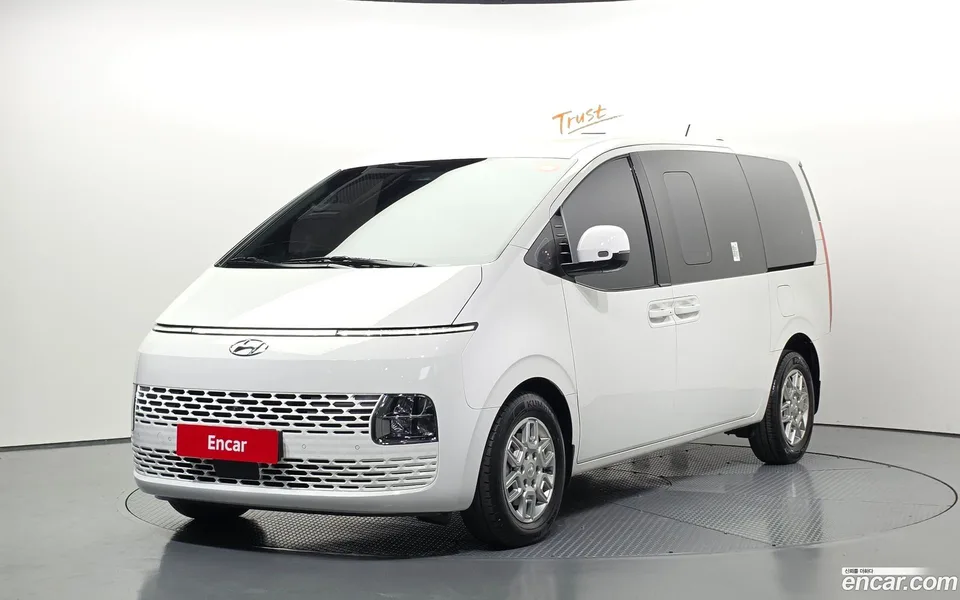 Hyundai Staria 5 2023 — фото 1, купить с доставкой в Москву
