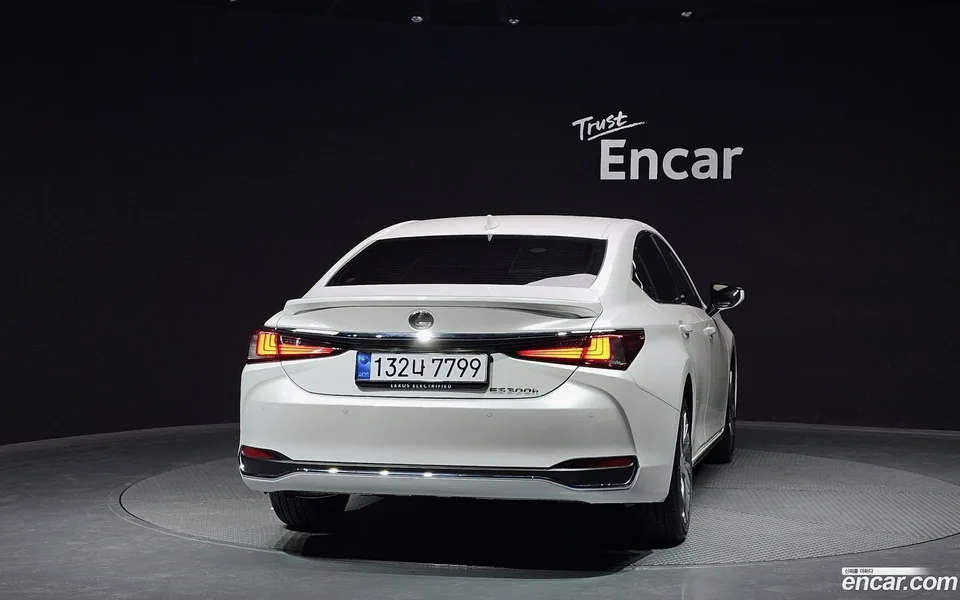 Lexus ES 300h 2025 — миниатюра 4