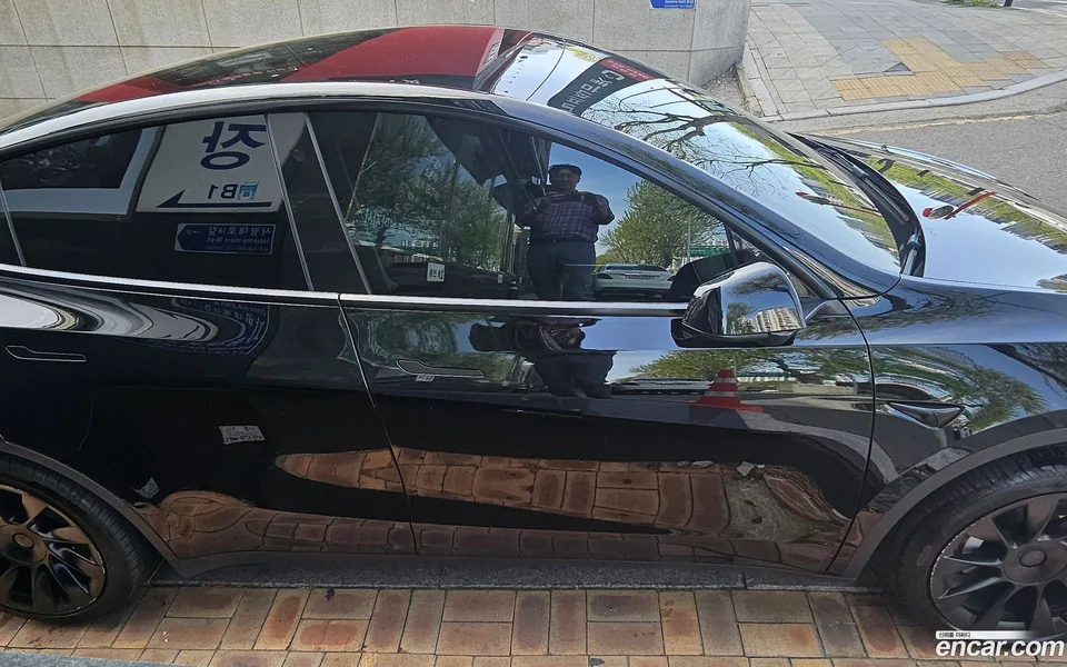 Tesla Model Y RWD 2023 — миниатюра 2