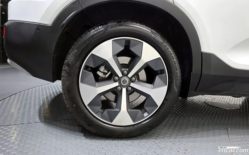 Volvo XC40 B4 2025 — миниатюра 2