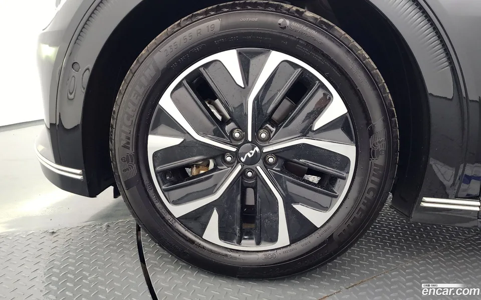 Kia EV6 2023 — миниатюра 2