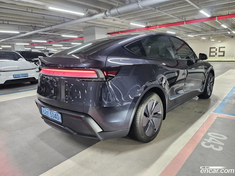 Tesla Model Y RWD 2025 — миниатюра 2