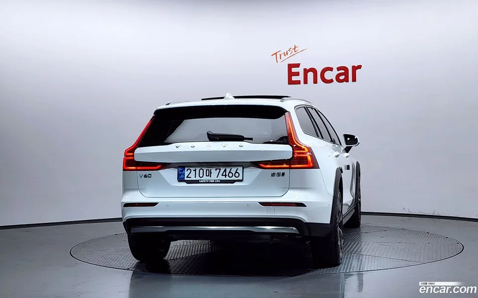 Volvo V60 Cross Country B5 AWD 2025 — миниатюра 4