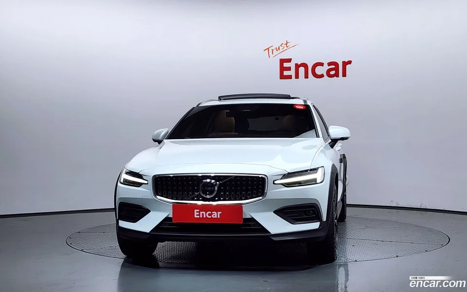 Volvo V60 Cross Country B5 AWD 2025 — миниатюра 3