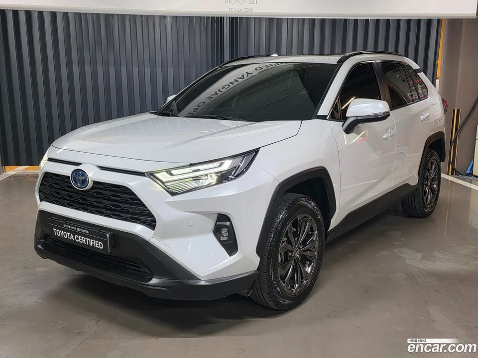 Toyota RAV4 2.5 2WD XLE 2024 — фото 1, купить с доставкой в Москву