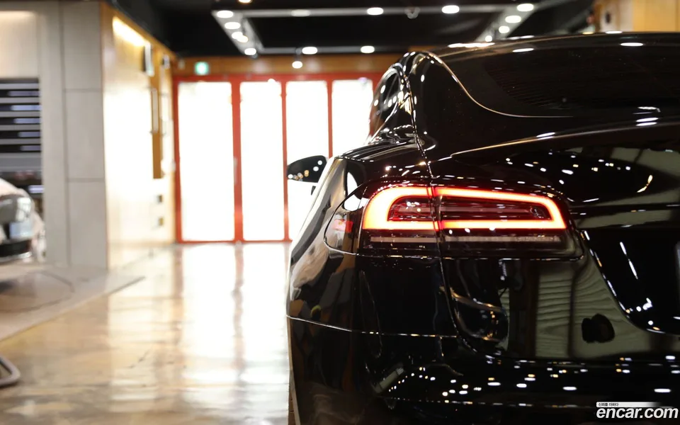 Tesla Model S 2024 — миниатюра 2