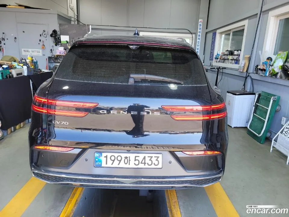 Genesis GV70 2.5T 2WD 2024 — миниатюра 2