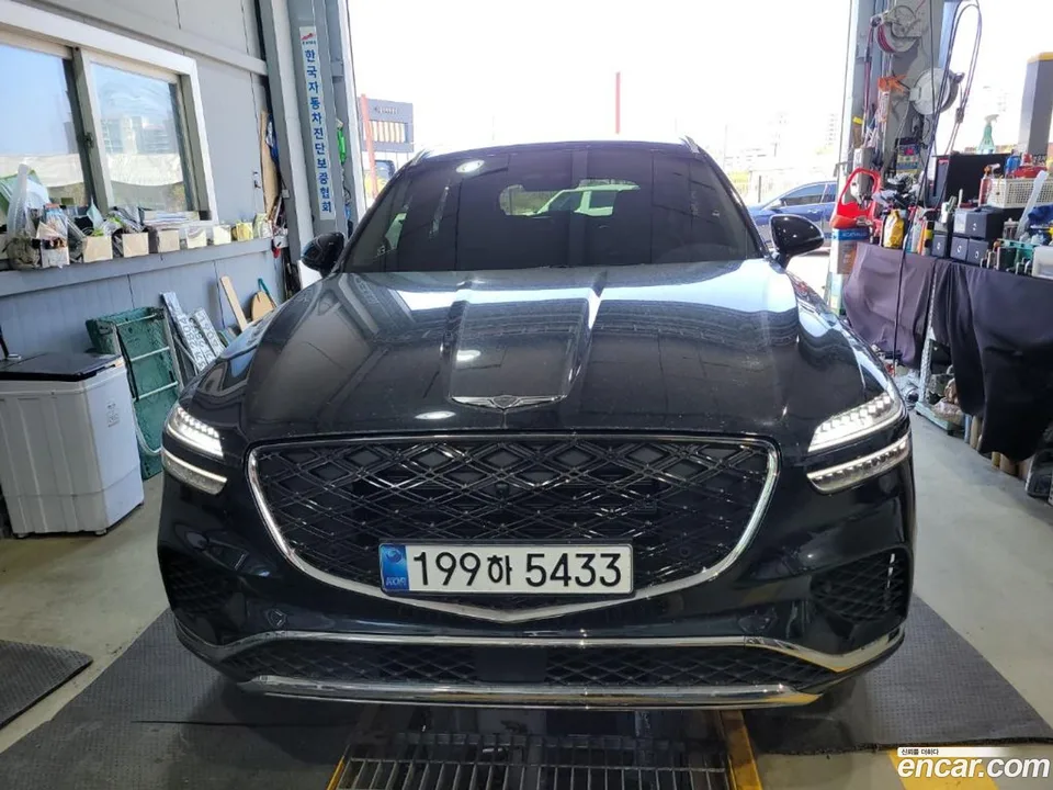 Genesis GV70 2.5T 2WD 2024 — фото 1, купить с доставкой в Москву