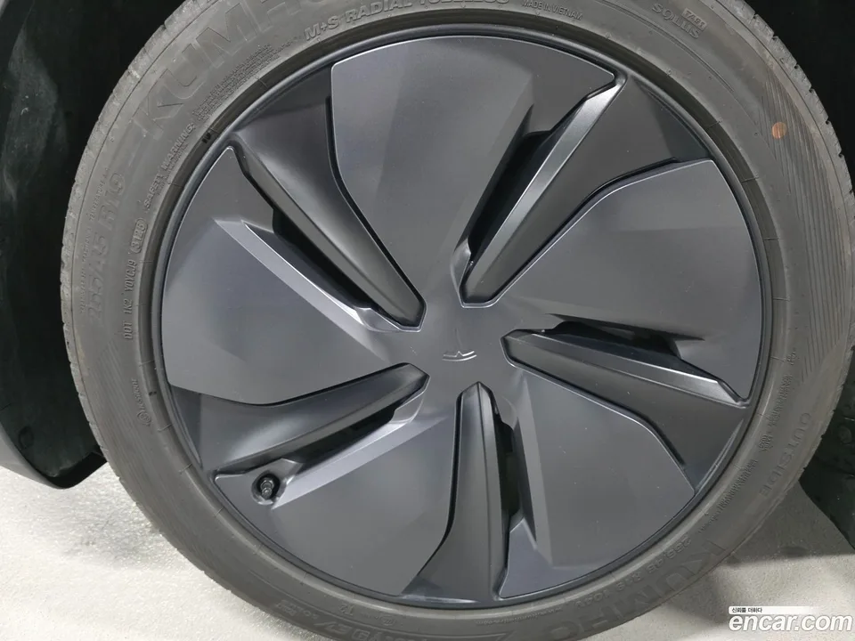 Tesla Model Y RWD 2025 — миниатюра 2