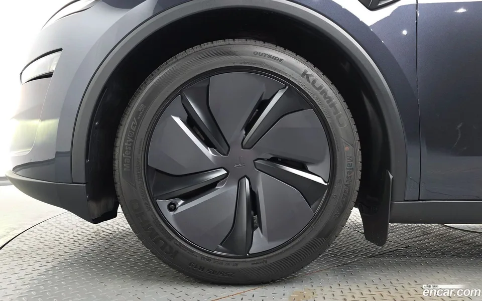 Tesla Model Y RWD 2025 — миниатюра 5