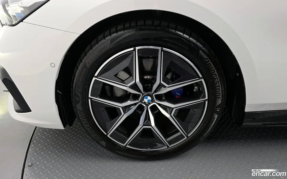BMW 5 Series 520i M 2025 — миниатюра 2
