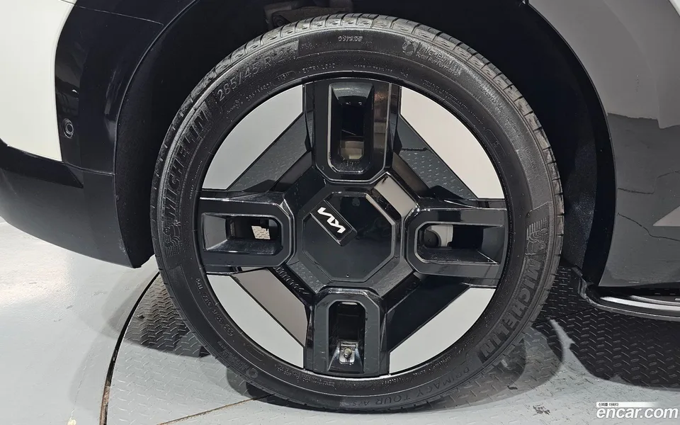 Kia EV9 4WD 2023 — миниатюра 2