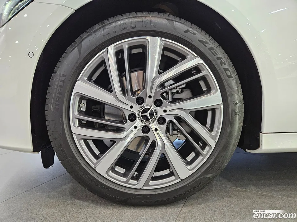 Mercedes-Benz E-Class E220d 4MATIC 2025 — миниатюра 5