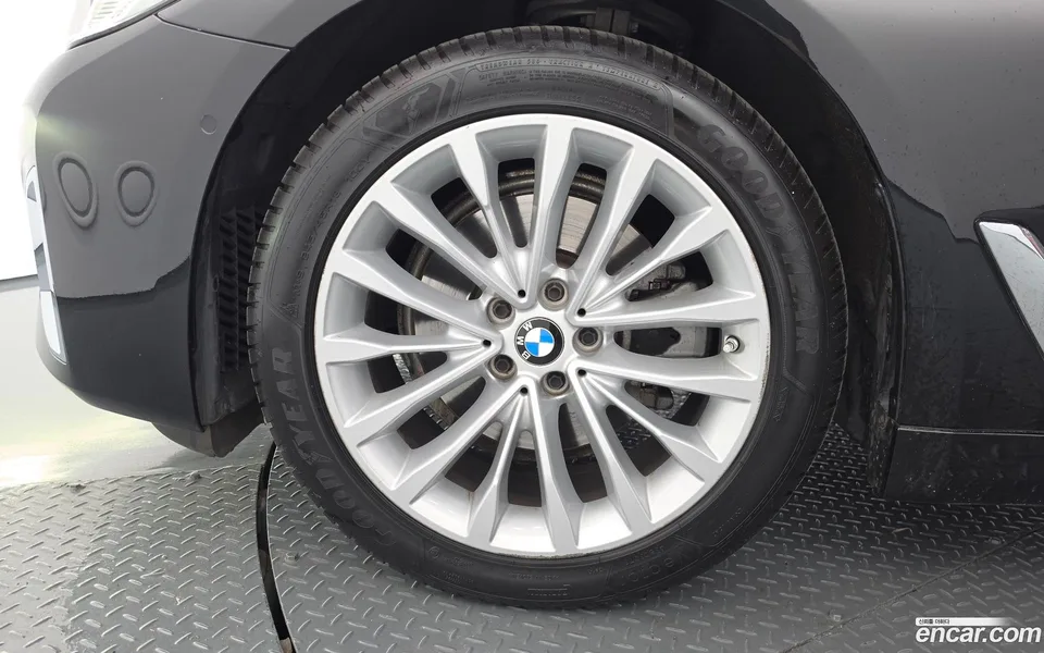 BMW 5 Series 520i 2022 — миниатюра 2
