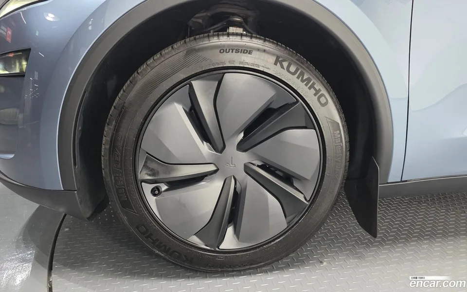 Tesla Model Y RWD 2025 — миниатюра 2