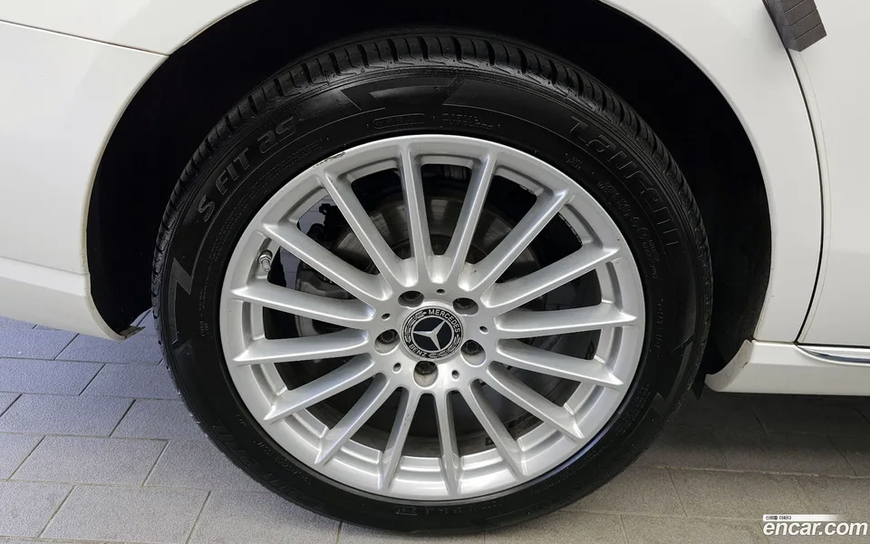 Mercedes-Benz E-Class E220d 4MATIC 2023 — миниатюра 5