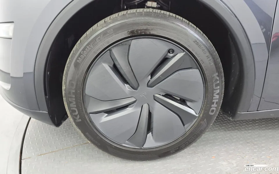 Tesla Model Y AWD 2025 — миниатюра 2