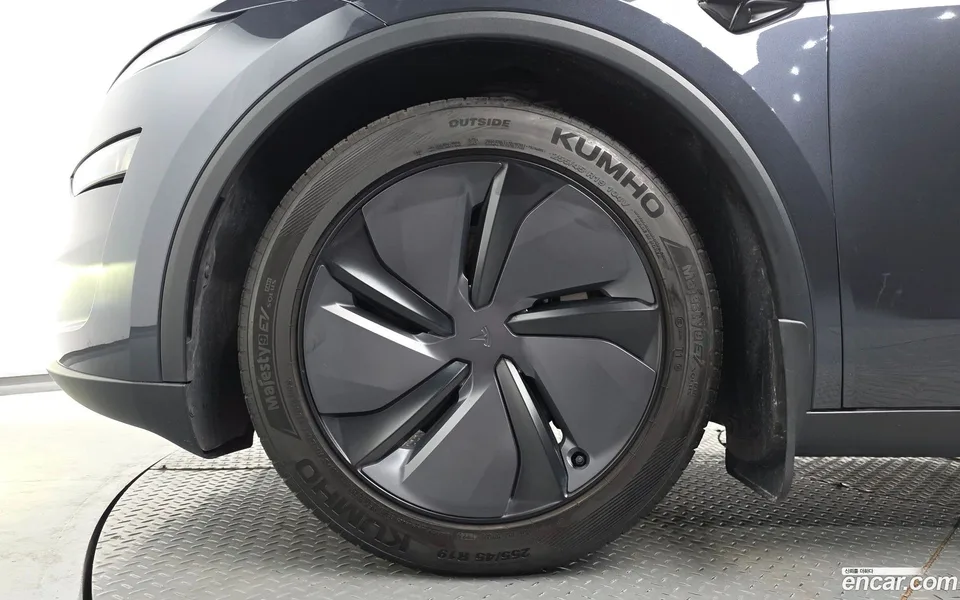 Tesla Model Y AWD 2025 — миниатюра 2