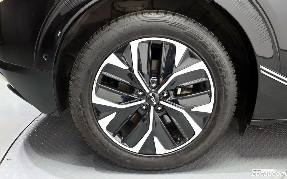 Kia EV6 2023 — миниатюра 2