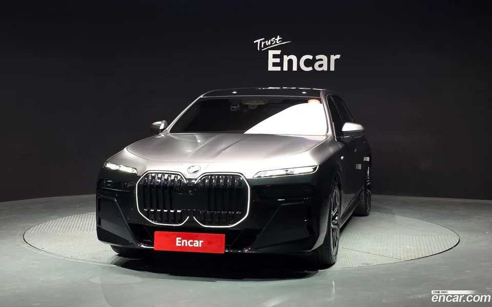 BMW 7 Series 740i xDrive M 2023 — миниатюра 3
