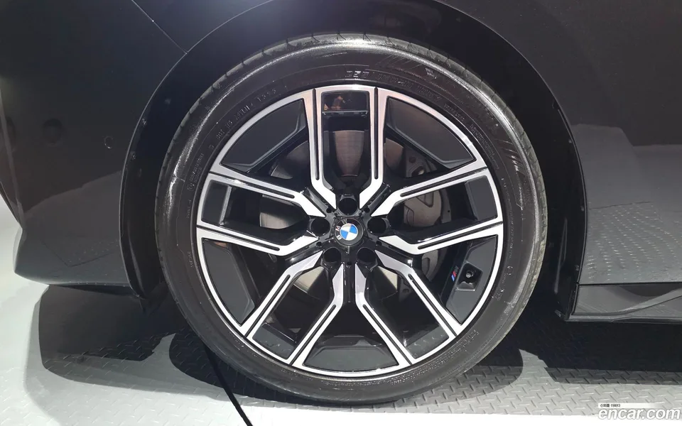 BMW 7 Series 740i xDrive M 2023 — миниатюра 5