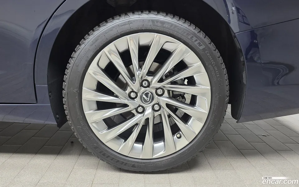 Lexus ES 300h 2023 — миниатюра 2