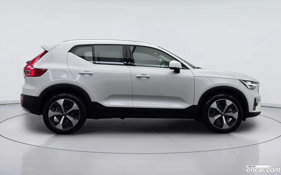 Volvo XC40 B4 2025 — миниатюра 2