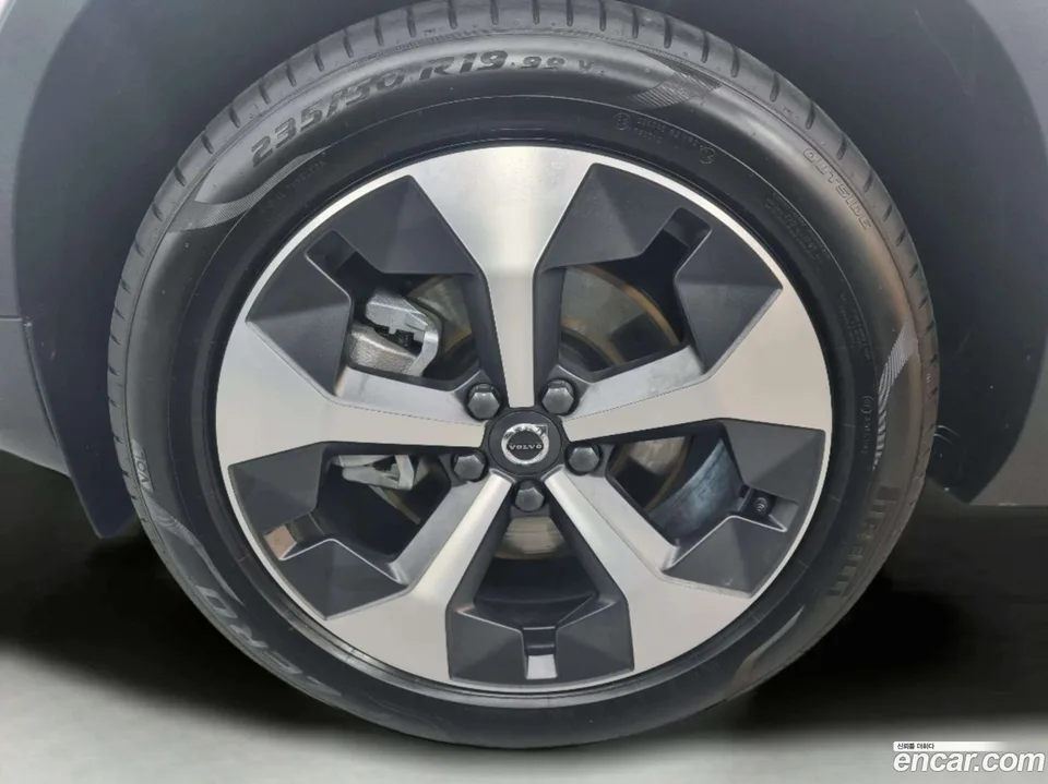 Volvo XC40 B4 2025 — миниатюра 5