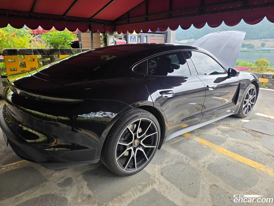 Porsche Taycan 2023 — миниатюра 3