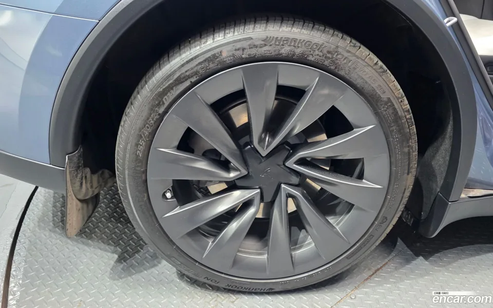 Tesla Model Y AWD 2025 — миниатюра 2