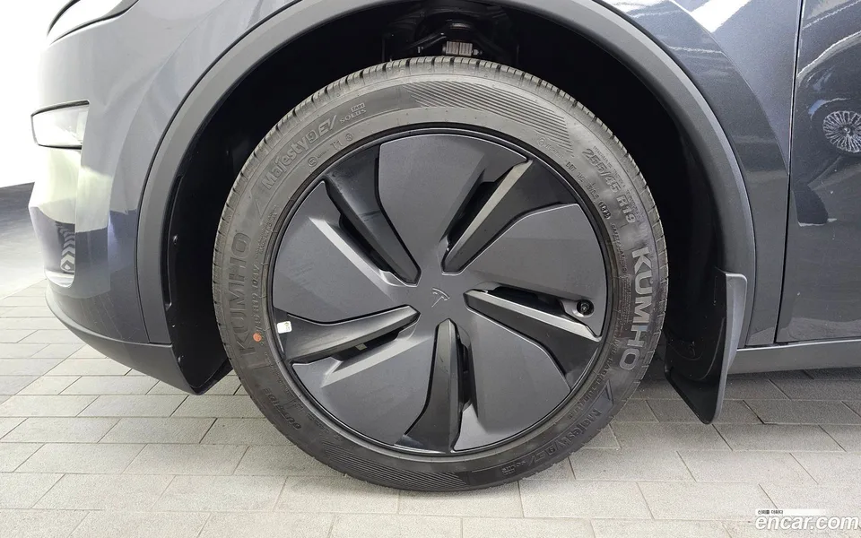 Tesla Model Y RWD 2025 — миниатюра 2