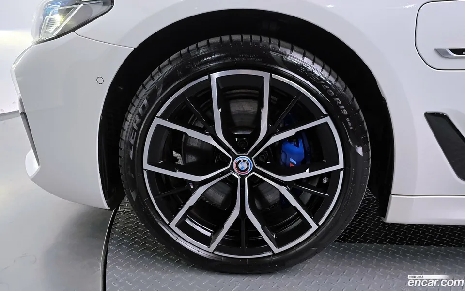 BMW 5 Series 530e M 2023 — миниатюра 5