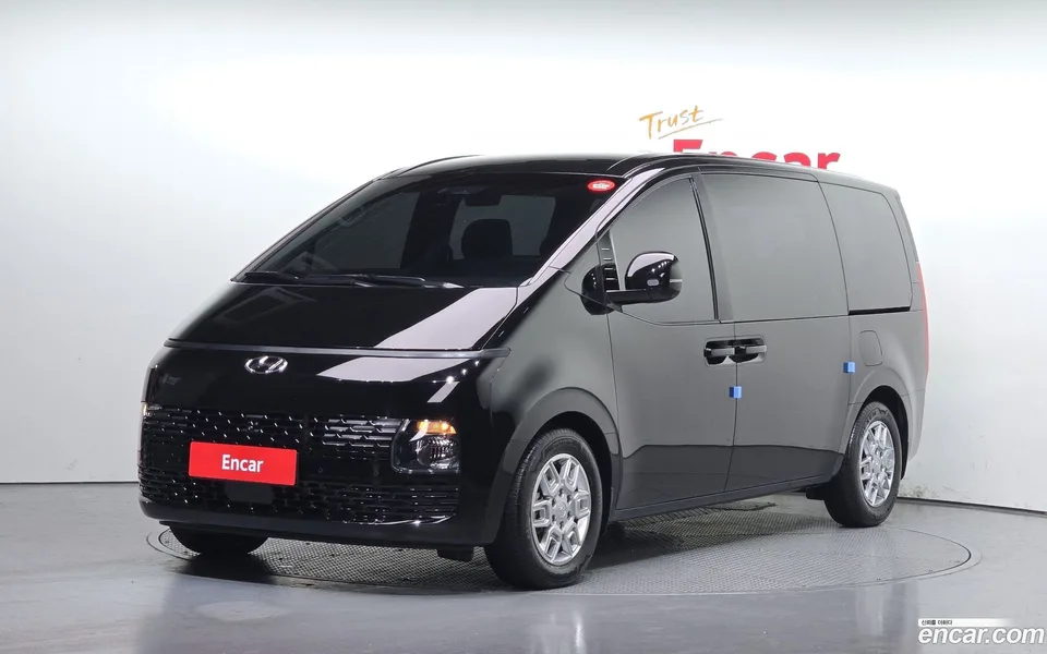 Hyundai Staria 9 2023 — фото 1, купить с доставкой в Москву