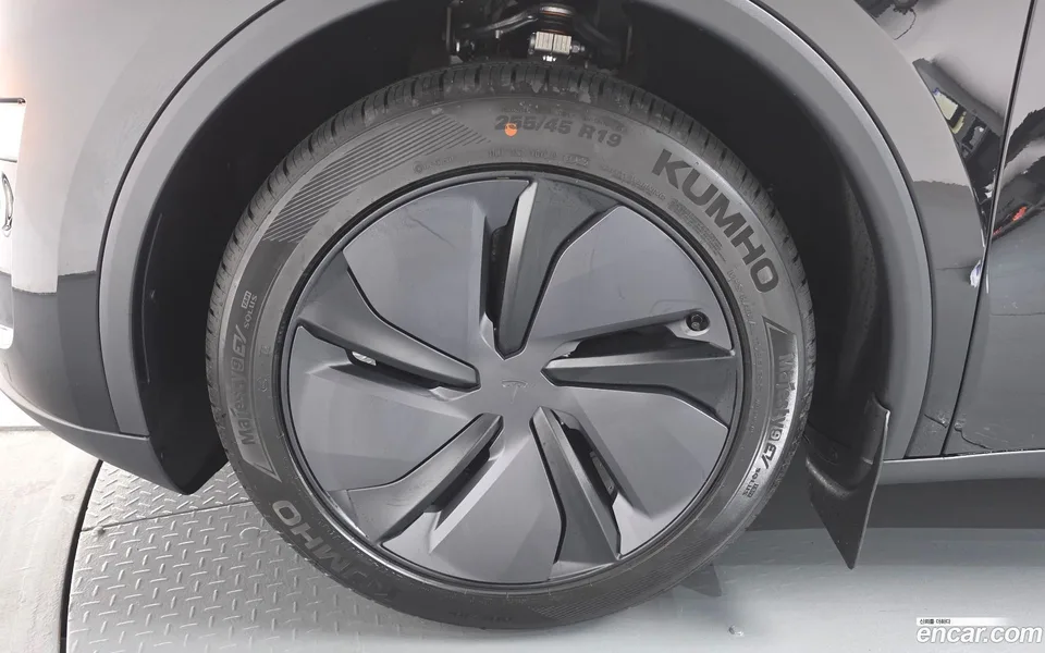 Tesla Model Y RWD 2026 — миниатюра 2