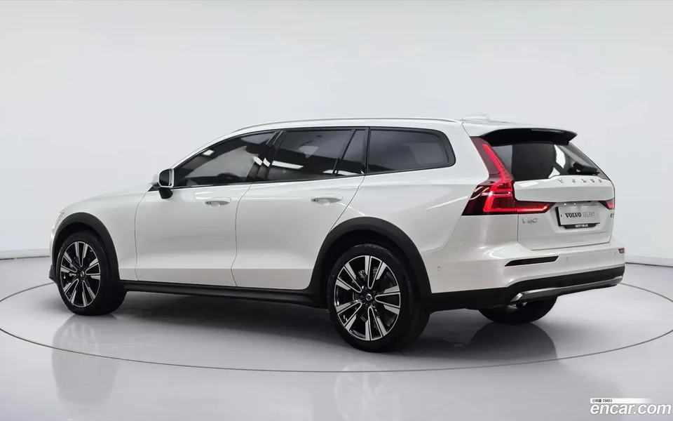 Volvo V60 Cross Country B5 AWD 2025 — миниатюра 4