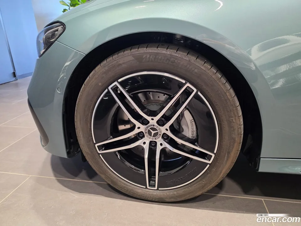 Mercedes-Benz E-Class E300 4MATIC AMG Line 2025 — миниатюра 5