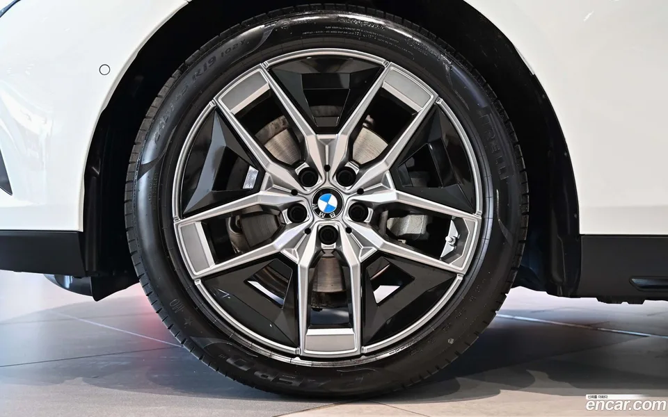 BMW 5 Series 520i 2025 — миниатюра 2