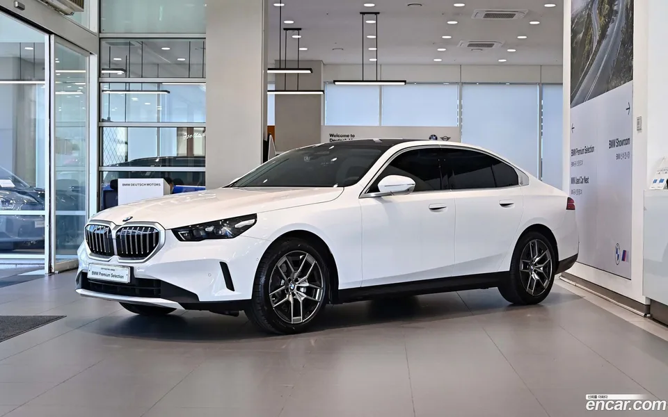 BMW 5 Series 520i 2025 — фото 1, купить с доставкой в Москву