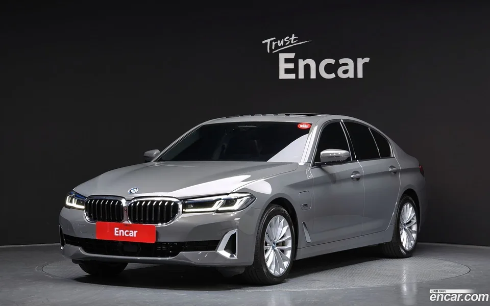 BMW 5 Series 530e 2022 — фото 1, купить с доставкой в Москву