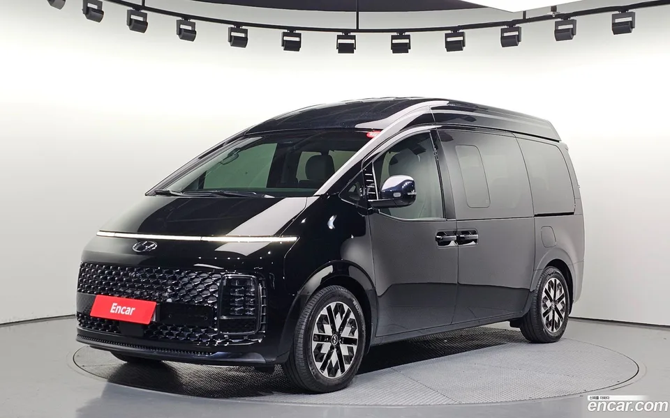 Hyundai Staria 4WD 7 2023 — фото 1, купить с доставкой в Москву
