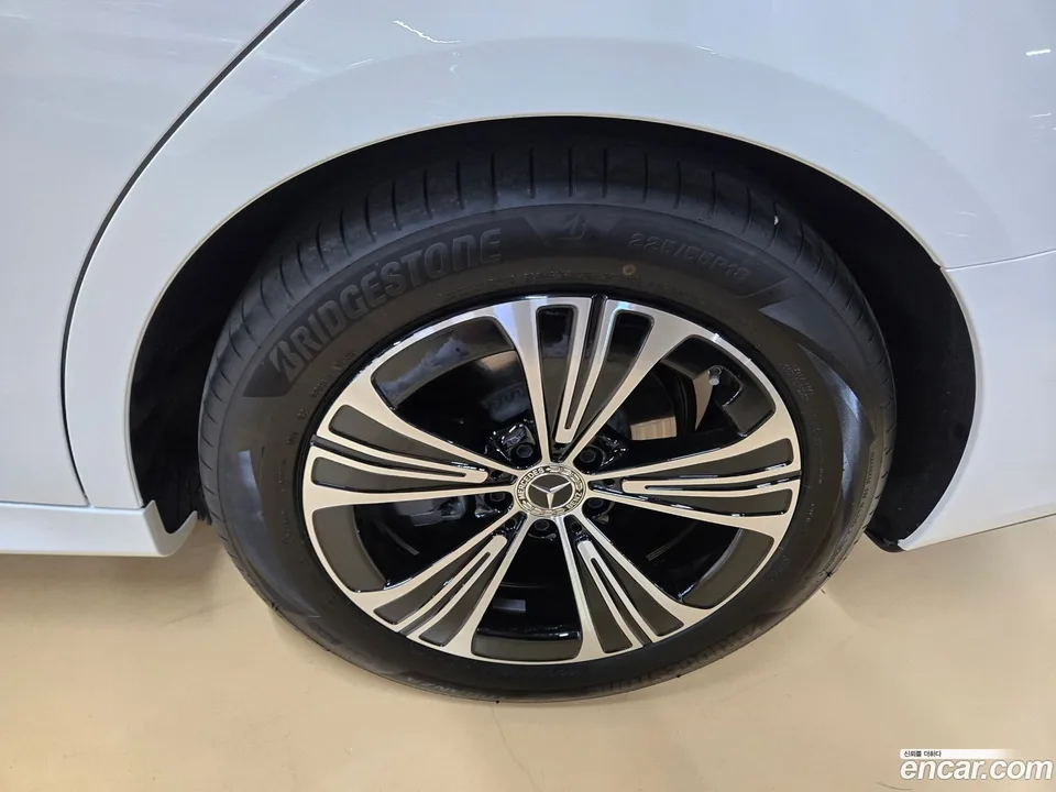 Mercedes-Benz E-Class E200 2025 — миниатюра 3