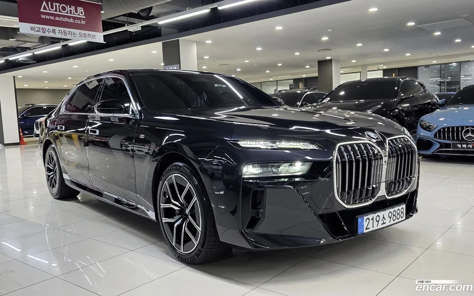 BMW 7 Series 740i sDrive M 2023 — фото 1, купить с доставкой в Москву