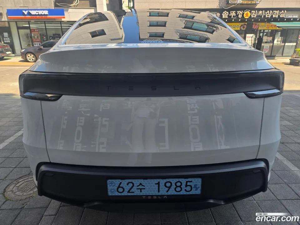 Tesla Model Y RWD 2026 — миниатюра 2