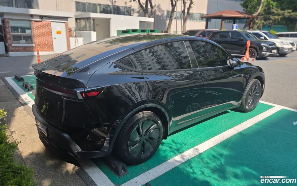 Tesla Model Y AWD 2026 — миниатюра 4
