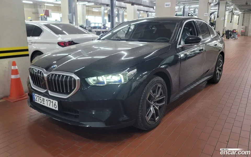 BMW 5 Series 523d 2025 — фото 1, купить с доставкой в Москву