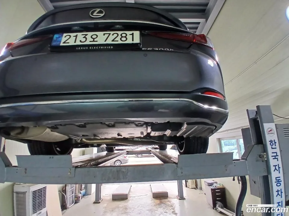 Lexus ES 300h 2023 — миниатюра 2