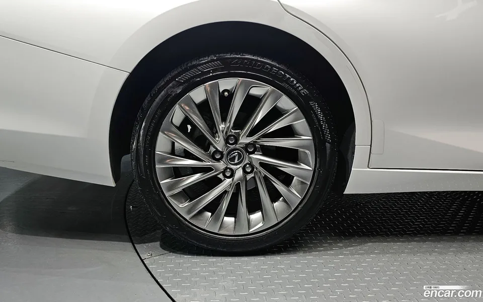 Lexus ES 300h 2023 — миниатюра 2